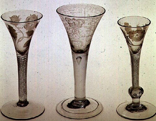 Jacobitisch glaswerk: van links naar rechts: wijnglas met trompetkom, 1745; Amen-glas, James VIII van Schotland, 1725; Wijnglas met trompetkom, 1750 door Scottish School