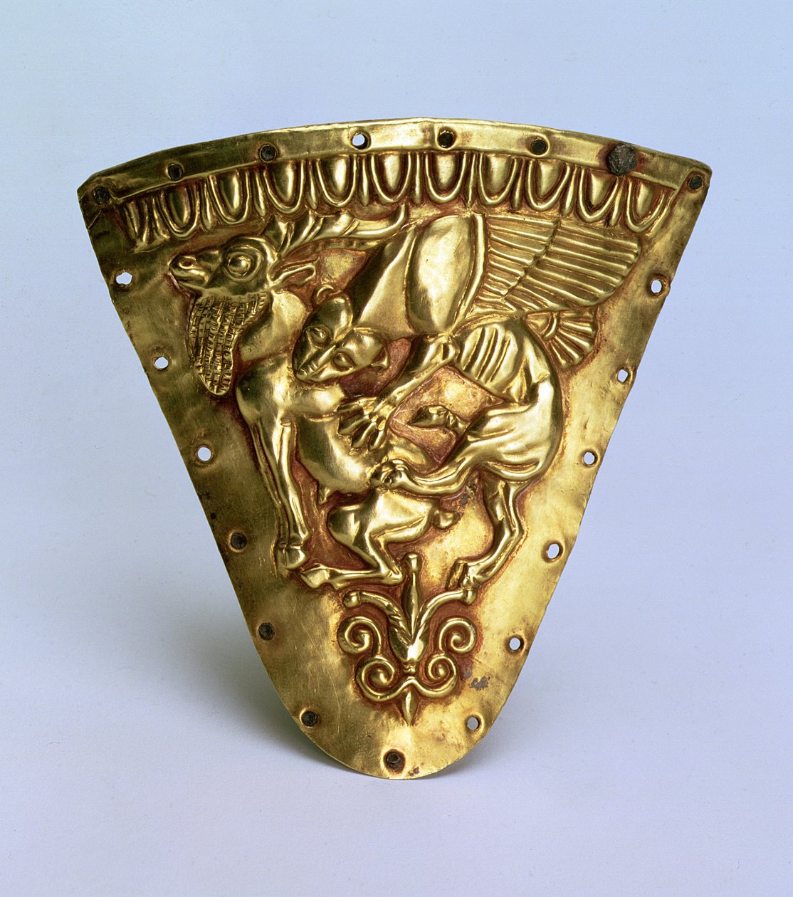 Rhyton (hoornvormig ritueel vat) versierd met een reliëf van een fabelachtig gevleugeld wezen dat een geit aanvalt, Graeco-Oosterse stijl, uit het Bosporus Koninkrijk, midden 5e eeuw v.Chr. door Scythian