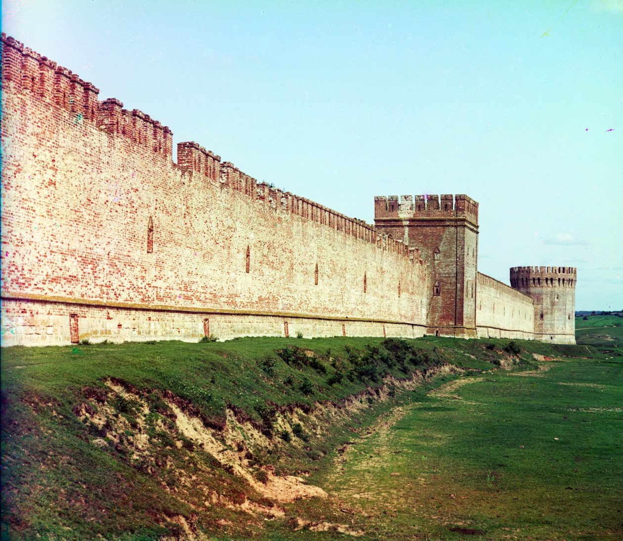 Fortmuur met Veselukha-toren. Smolensk, Rusland, gepubliceerd in 1912 door Sergei Mikhailovich Prokudin Gorskii