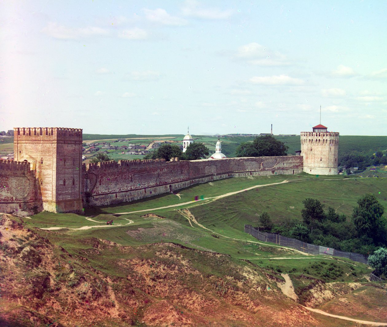 Fortmuur met Veselukha-toren. Smolensk, Rusland, gepubliceerd in 1912 door Sergei Mikhailovich Prokudin Gorskii