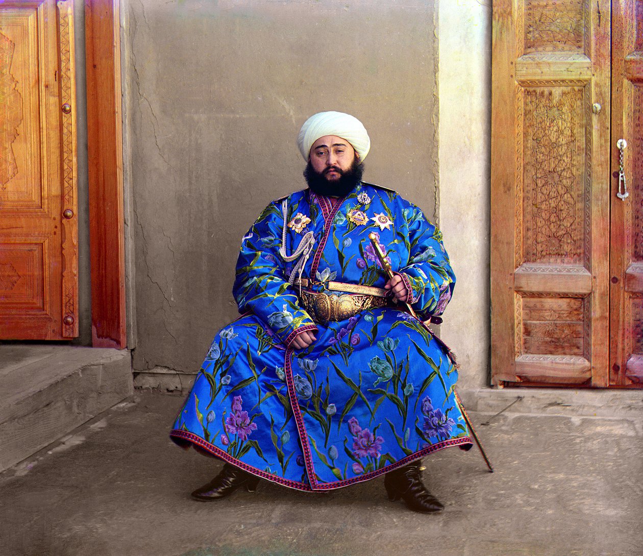 Alim Khan, Emir van Bukhara, zittend met zwaard, Bukhara, Russisch Rijk, tussen 1905 en 1915 door Sergey Prokudin Gorsky