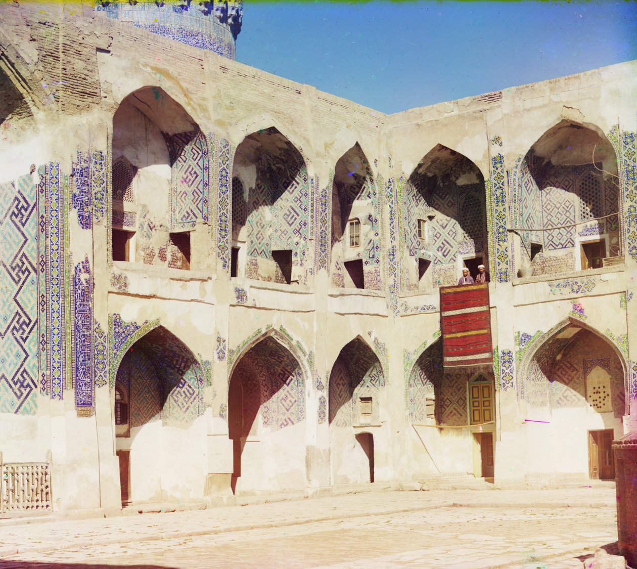 Binnenkant van de Shir-Dar moskee, Samarkand, 1905-1915 door Sergey Prokudin Gorsky