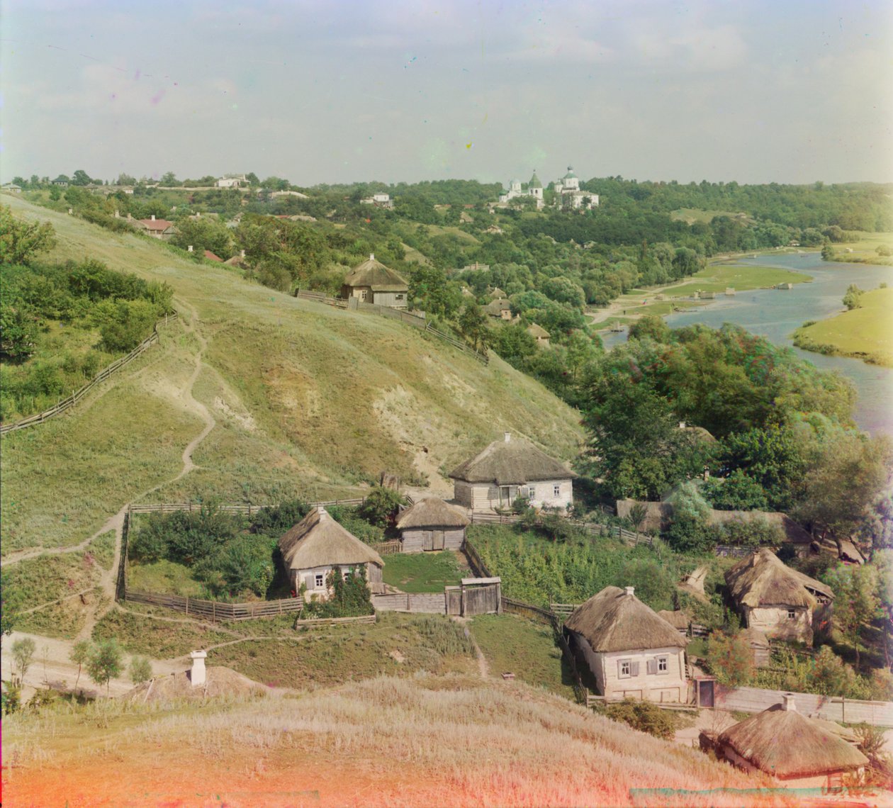 Putyvl, Oekraïne aan de rivier Seim, met Molchanskii-klooster in de verte, 1905-1915 door Sergey Prokudin Gorsky