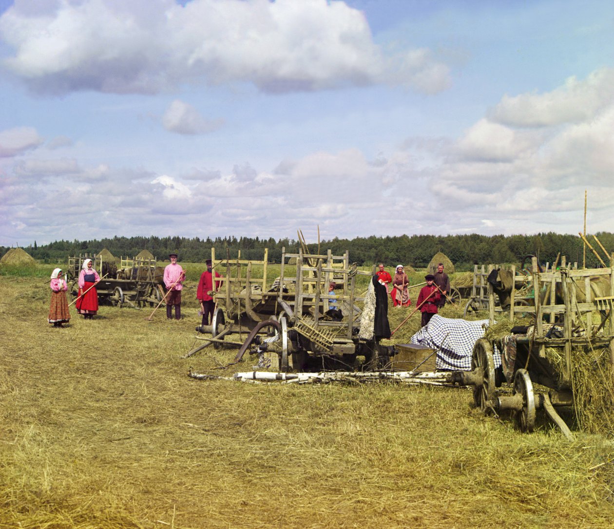 Boeren die hooi maken, nabij rusttijd, Russisch Rijk, 1909 door Sergey Prokudin Gorsky