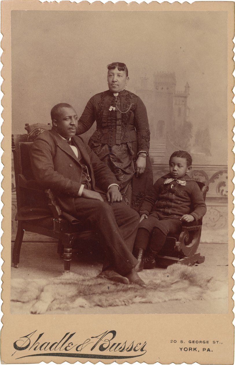 Portret van een gezin,c. 1895 (foto) door Shadle & Busser