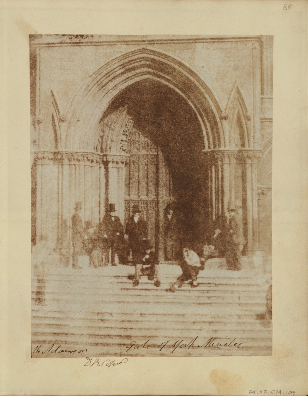 Een groep mannen bij de zuidelijke ingang van York Minster door Sir David Brewster