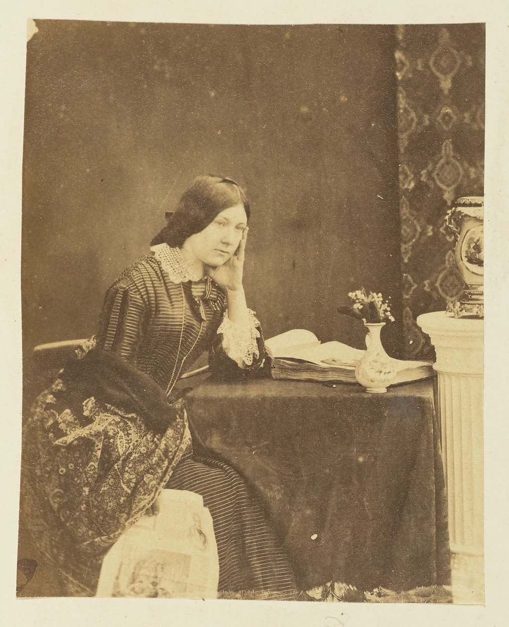 [Portret van een vrouw]. door Sir John Joscelyn Coghill