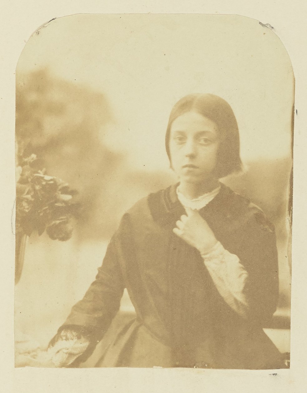 [Portret van jonge vrouw]. door Sir John Joscelyn Coghill