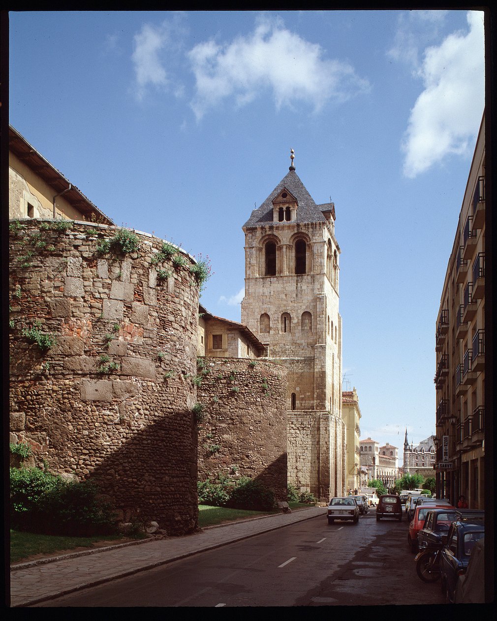 Uitzicht op de basiliek en Romeinse muren door Spanish School