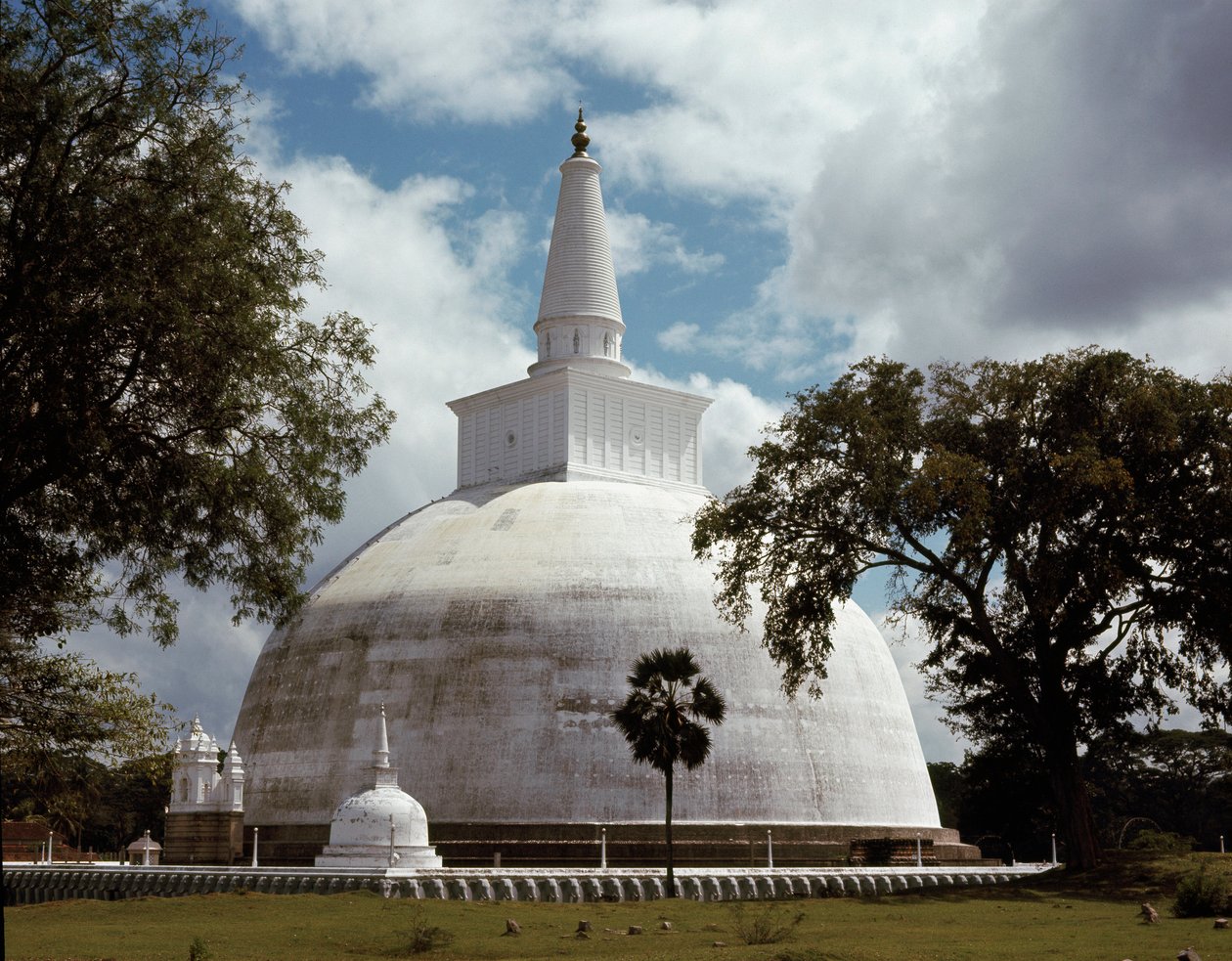 Zicht op de Ruwanwelisaya stupa door Sri Lankan School