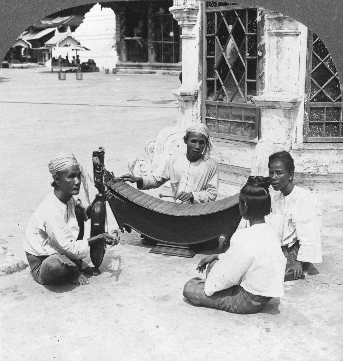 Muzikanten, Shwedagon Pagoda, Rangoon, Birma, 1908 door Stereo Travel Co