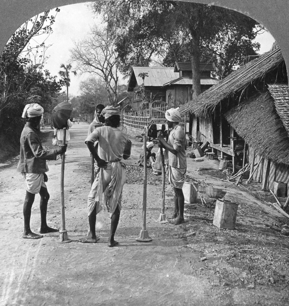 Wegreparatie, Bhamo, Birma, 1908 door Stereo Travel Co