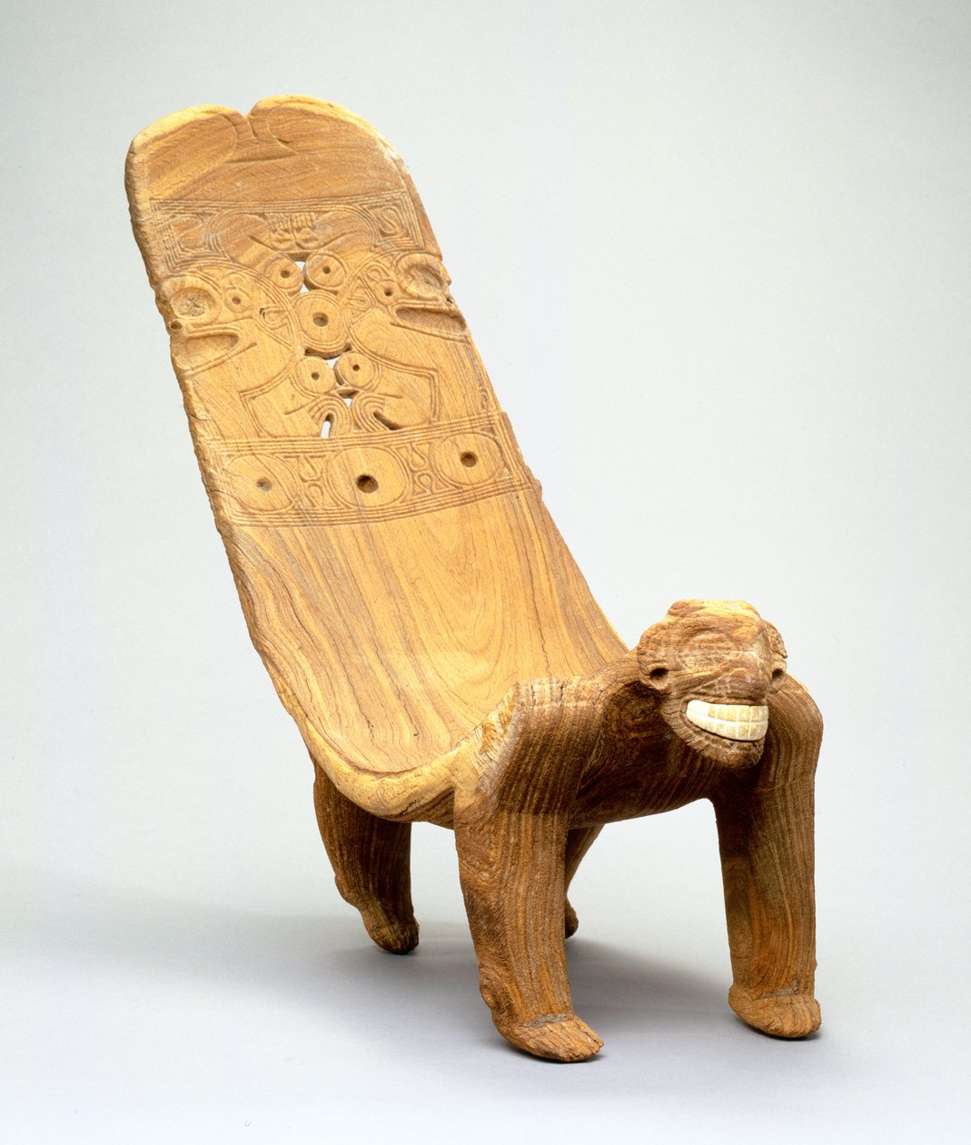 Duho (hout en zeekoeienbot) door Taino Culture