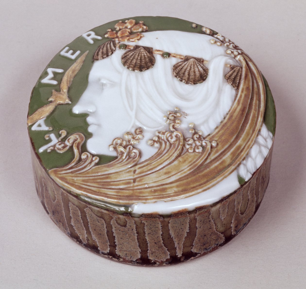 Sevres presse-papier, ingekerfde en aangebrachte reliëfdecoratie, 1900 door Taxile Maximin Doat