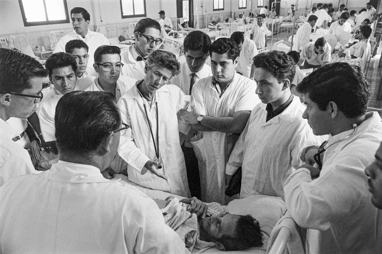 Dokter op ziekenhuisschip SS Hope door Ted Spiegel