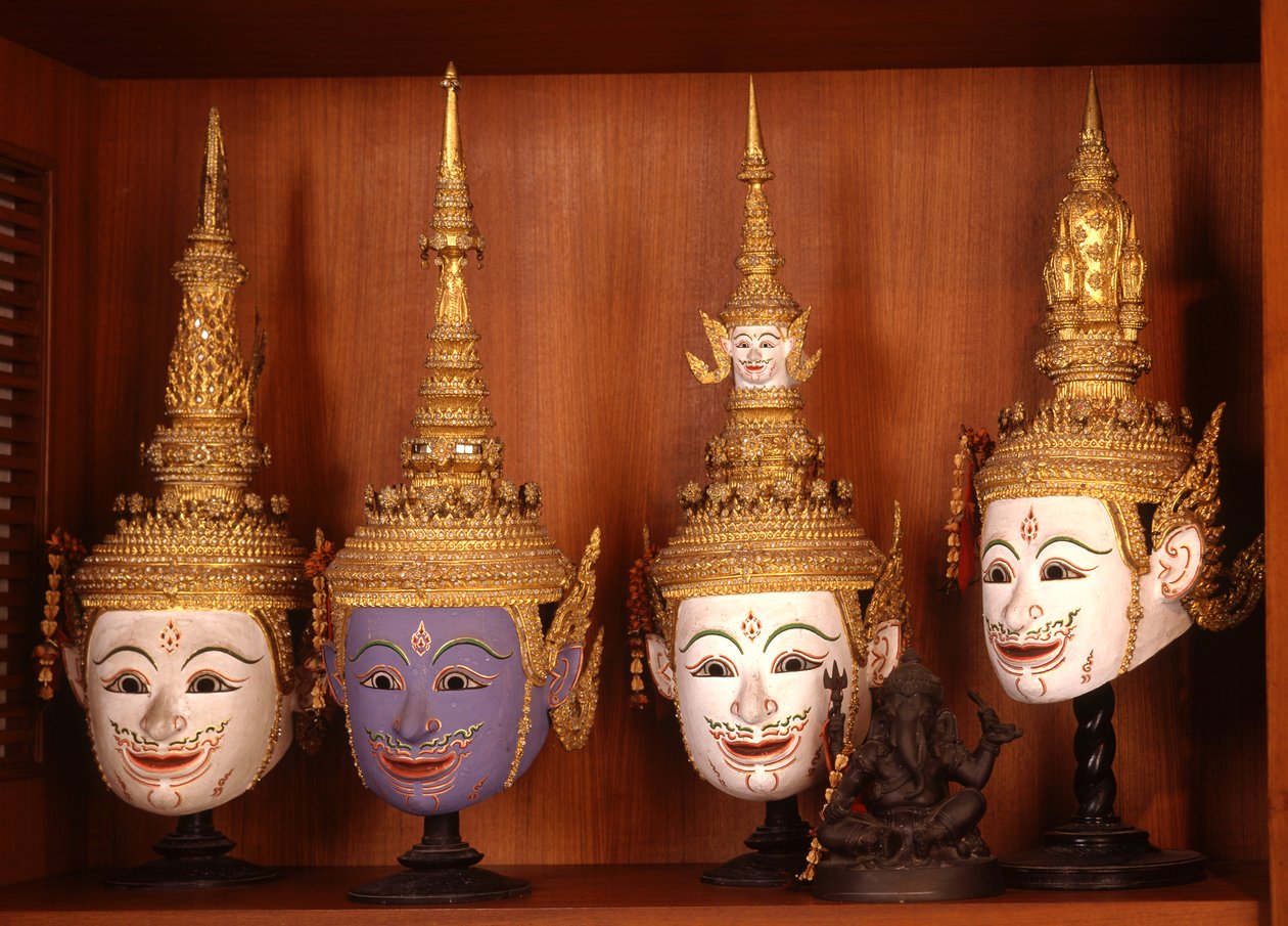 Maskers voor Khon-theater (keramiek en metaal) door Thai School