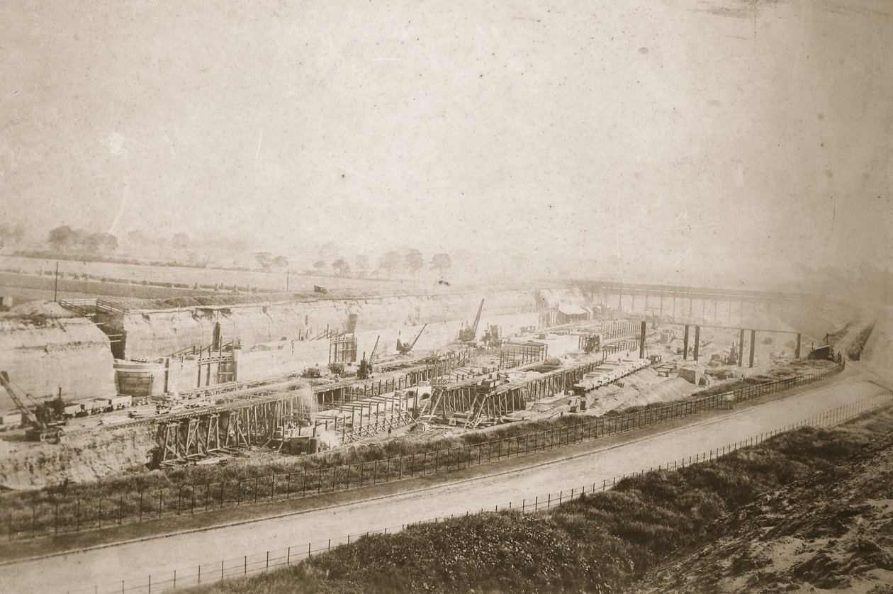 Het Maken van Latchford Locks, uitzicht vanaf de Embankment door Thomas Birtles