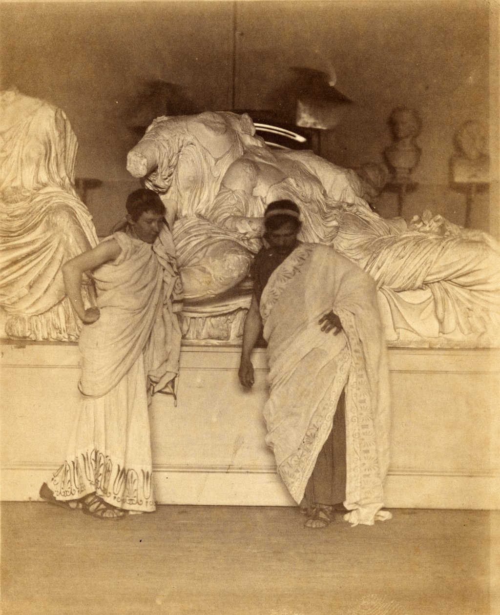 Twee mannelijke studenten in Griekse Kostuum voor een gipsafgietsel van de drie schikgodinnen van de Elgin Marbles, ca. 1882-3 door Thomas Eakins