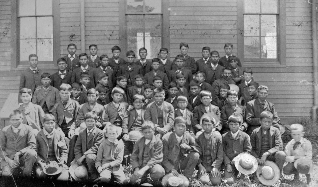 Dakota Indianen missieschool, ca. 1880-1900 door Thomas Lawrence