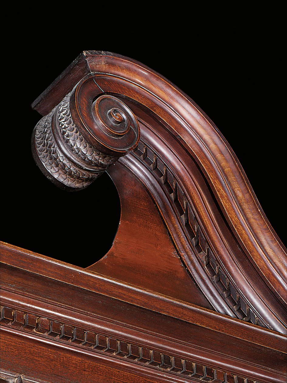 Een George III boekenkast met gebroken front door Thomas Chippendale
