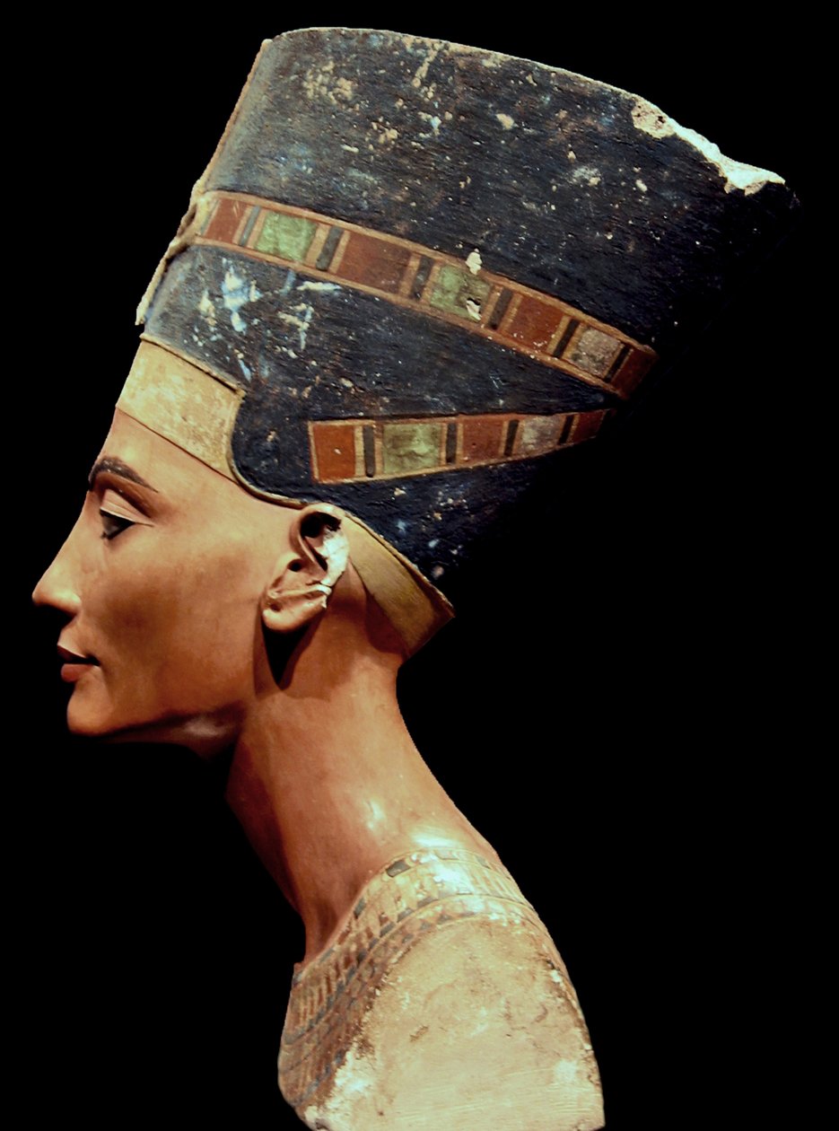 Nefertiti buste (rechts) door Thutmose Thutmose