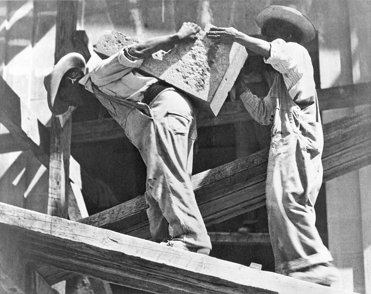 Bouwvakkers in het stadion, Mexico-Stad, 1927 door Tina Modotti