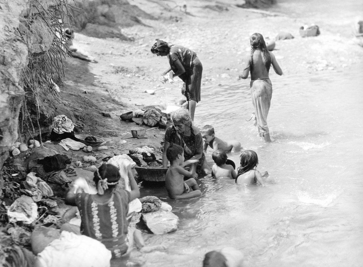 Wassen bij de rivier nabij Tehuantepec, Mexico, 1929 door Tina Modotti