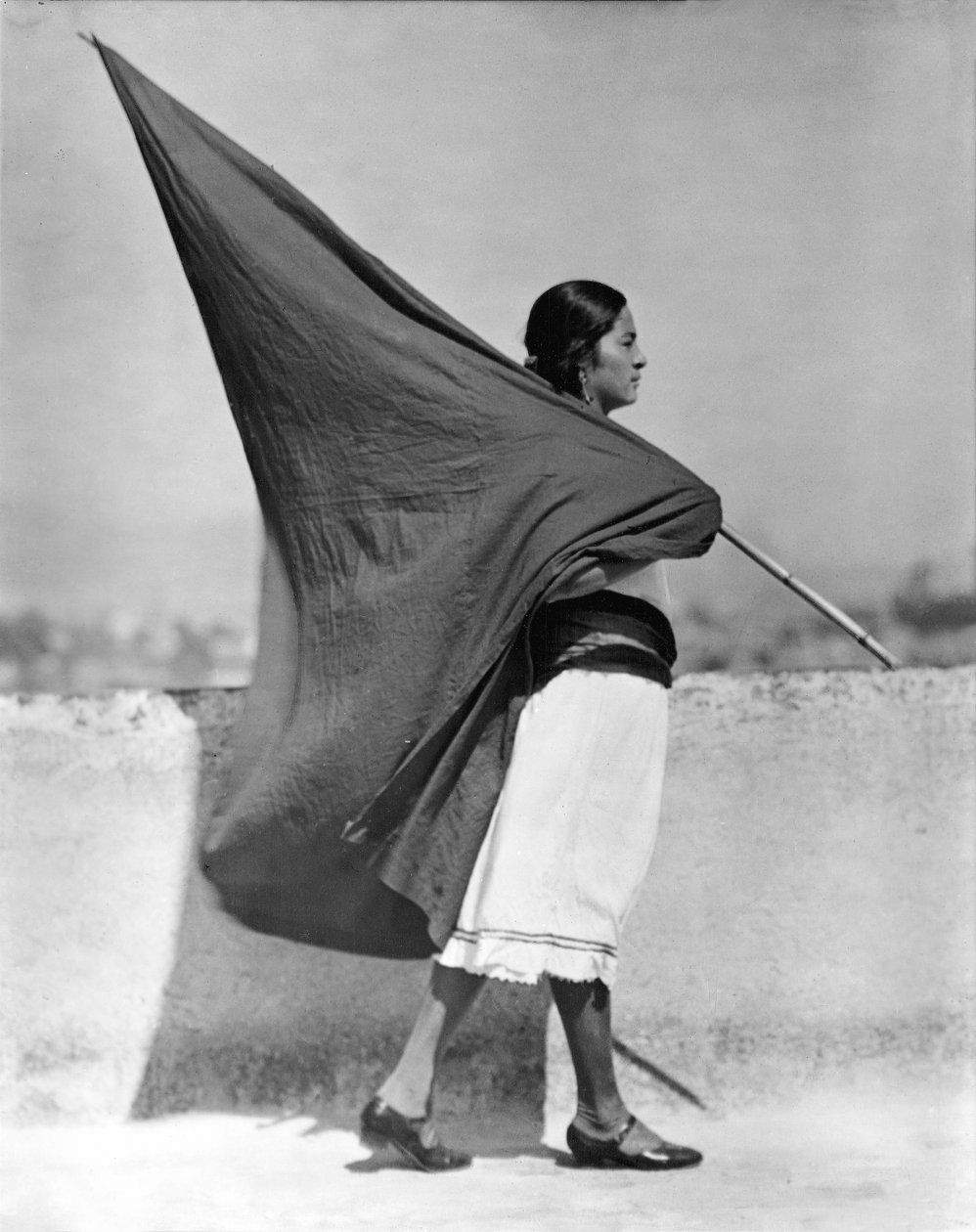 Vrouw met vlag, Mexico-Stad, 1928 door Tina Modotti