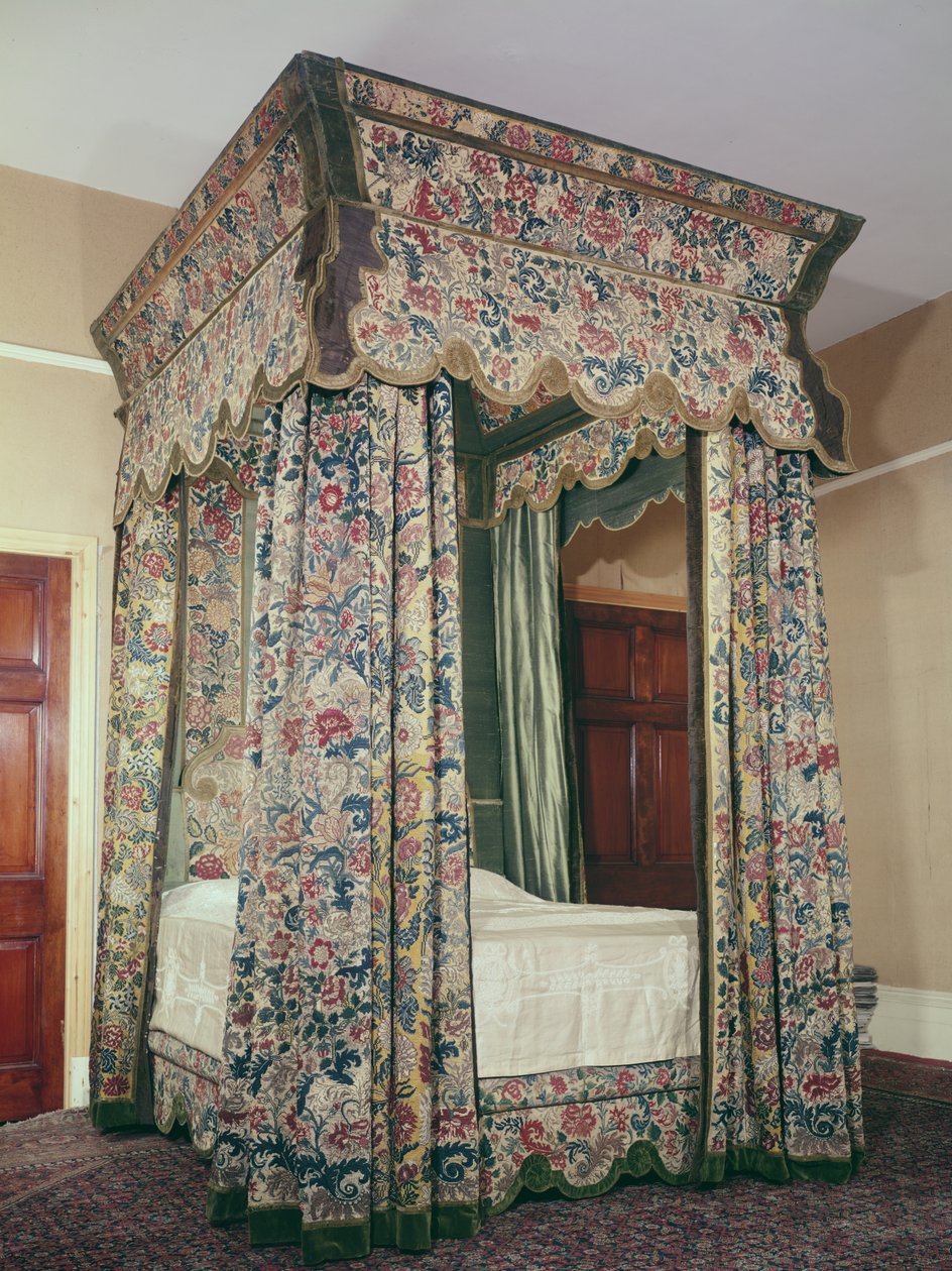 Hemelbed met geborduurde gordijnen, ca.1702-10 door Unbekannt Unbekannt
