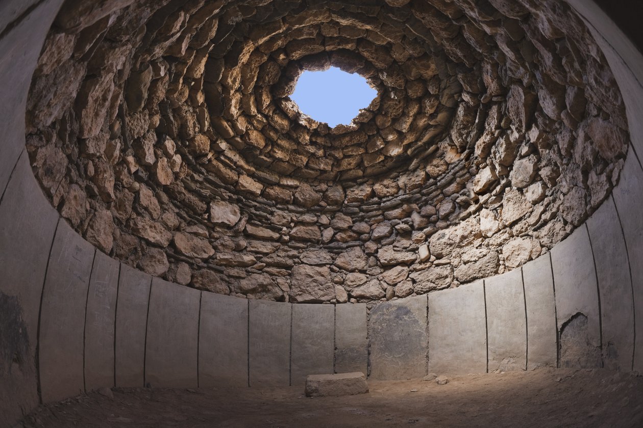 Interieur van gereconstrueerde cirkelvormige tombe in Necropolis gebied, Los Millares, nabij Santa Fe Mondujar door Unbekannt Unbekannt