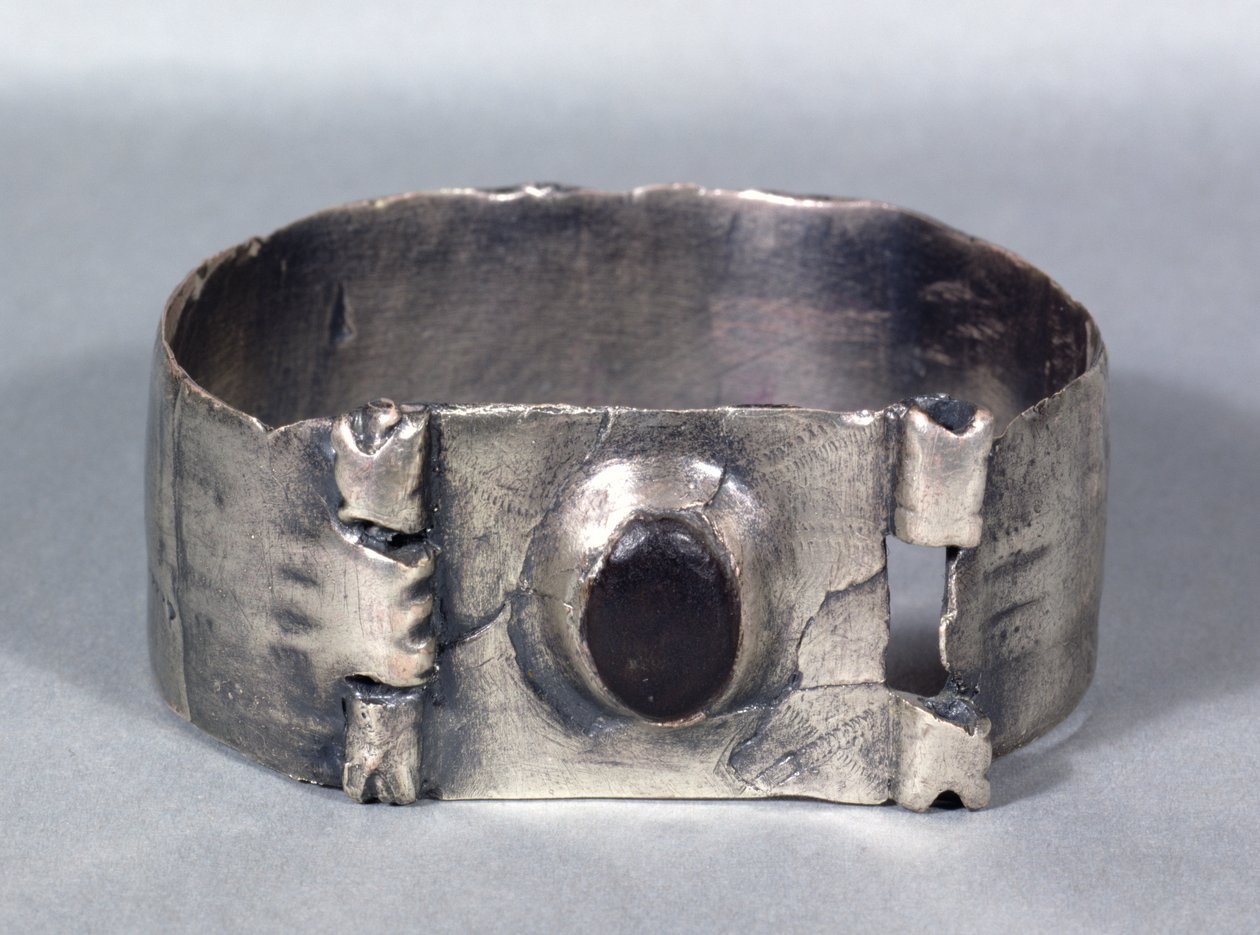 Zilveren armband met ingelegde cabuchon granaat, uit de Aesica Hoard, Great Chesters, midden 1e tot begin 2e eeuw na Christus door Unbekannt Unbekannt