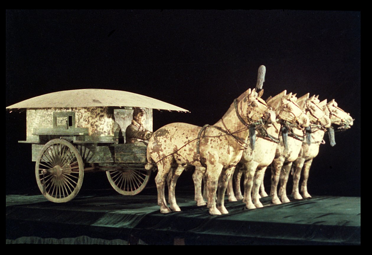 Terracotta leger, Qin-dynastie, 210 v.Chr.; paarden en wagen door Unbekannt Unbekannt
