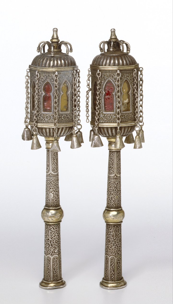 Torah finials (tappuhim) met hoefijzervormige ramen door Unbekannt Unbekannt