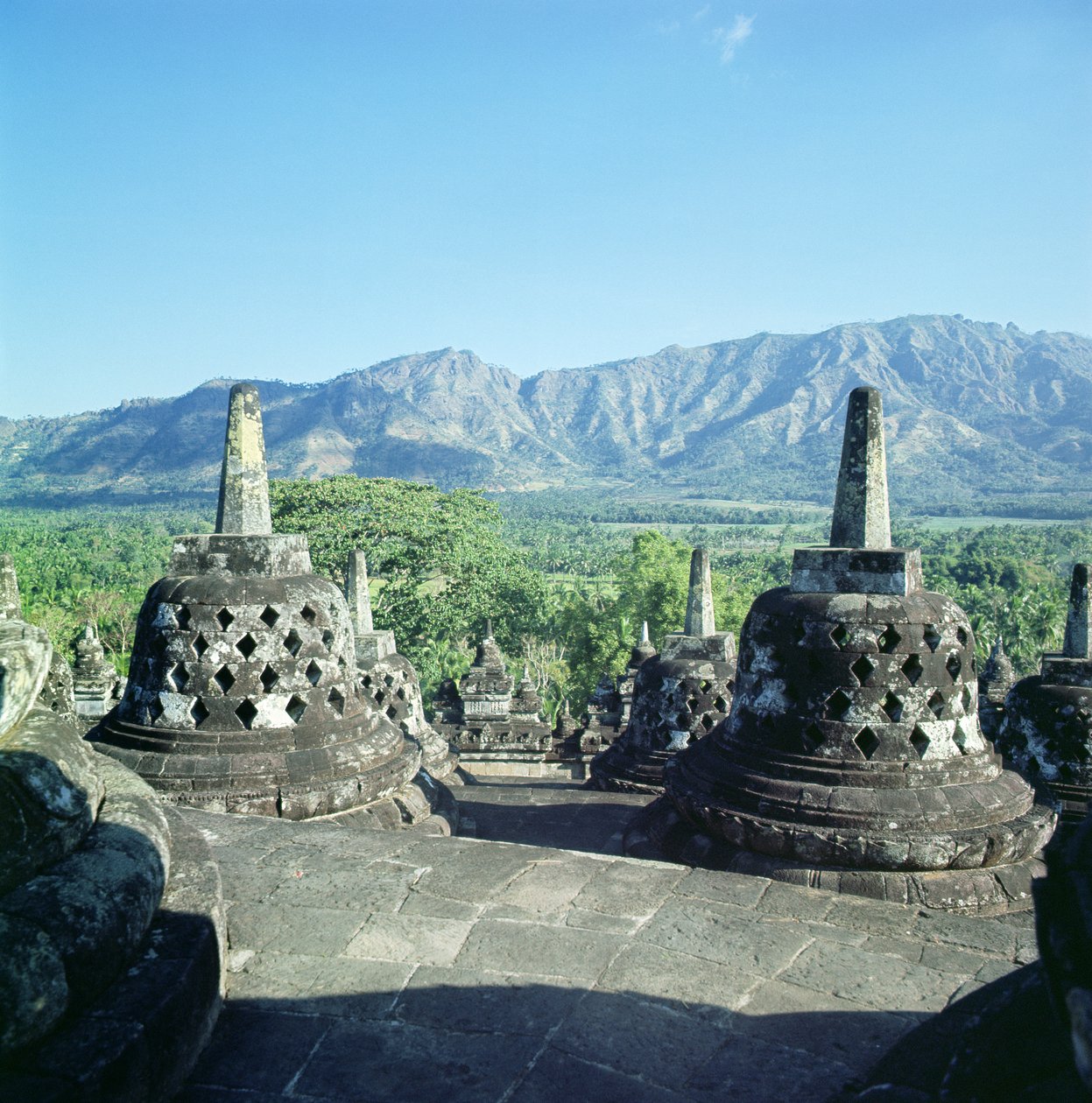 Uitzicht op de drie cirkelvormige terrassen met traliewerk stupa