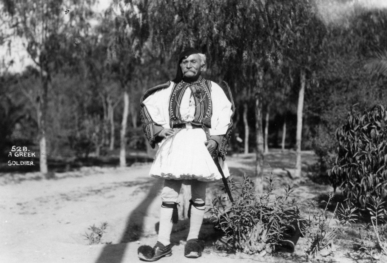 Een Griekse soldaat in traditioneel uniform, c1920s-c1930s door Unbekannt