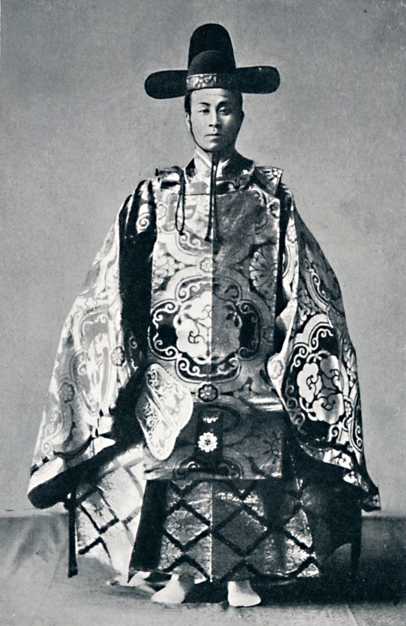 Een Japanse hofedelman in oude kleding, 1902 door Unbekannt