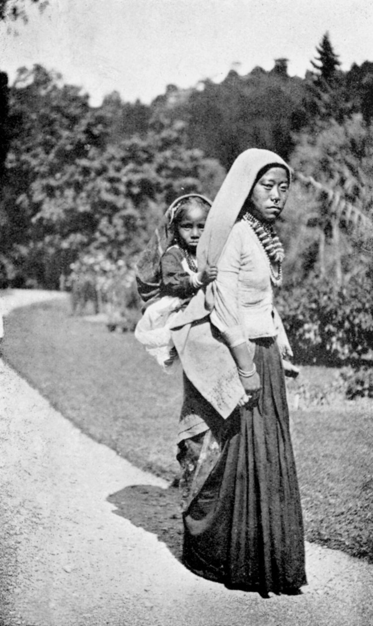 Een Nepalese vrouw met haar kind, ca. 1910 door Unbekannt
