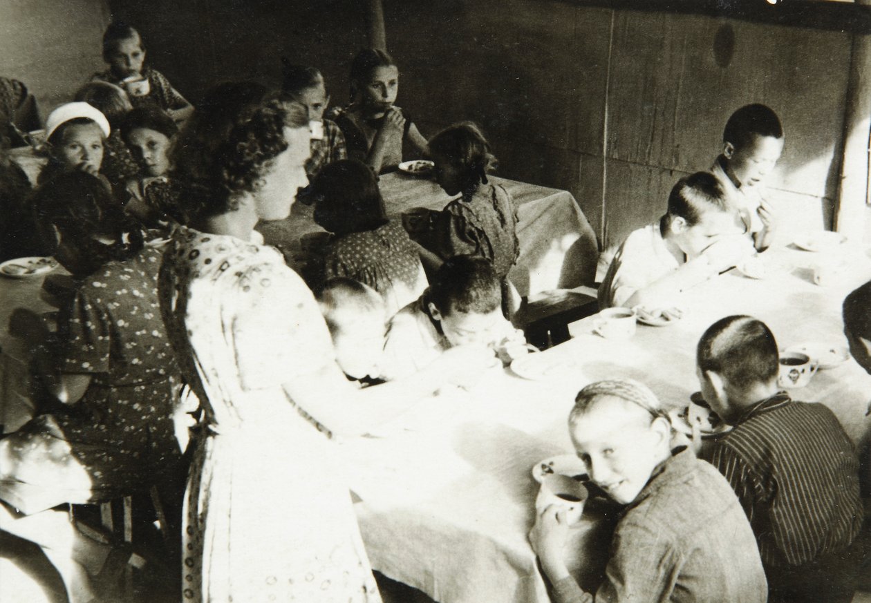 Een jonge pionierskampkantine, USSR, jaren 1930 door Unbekannt