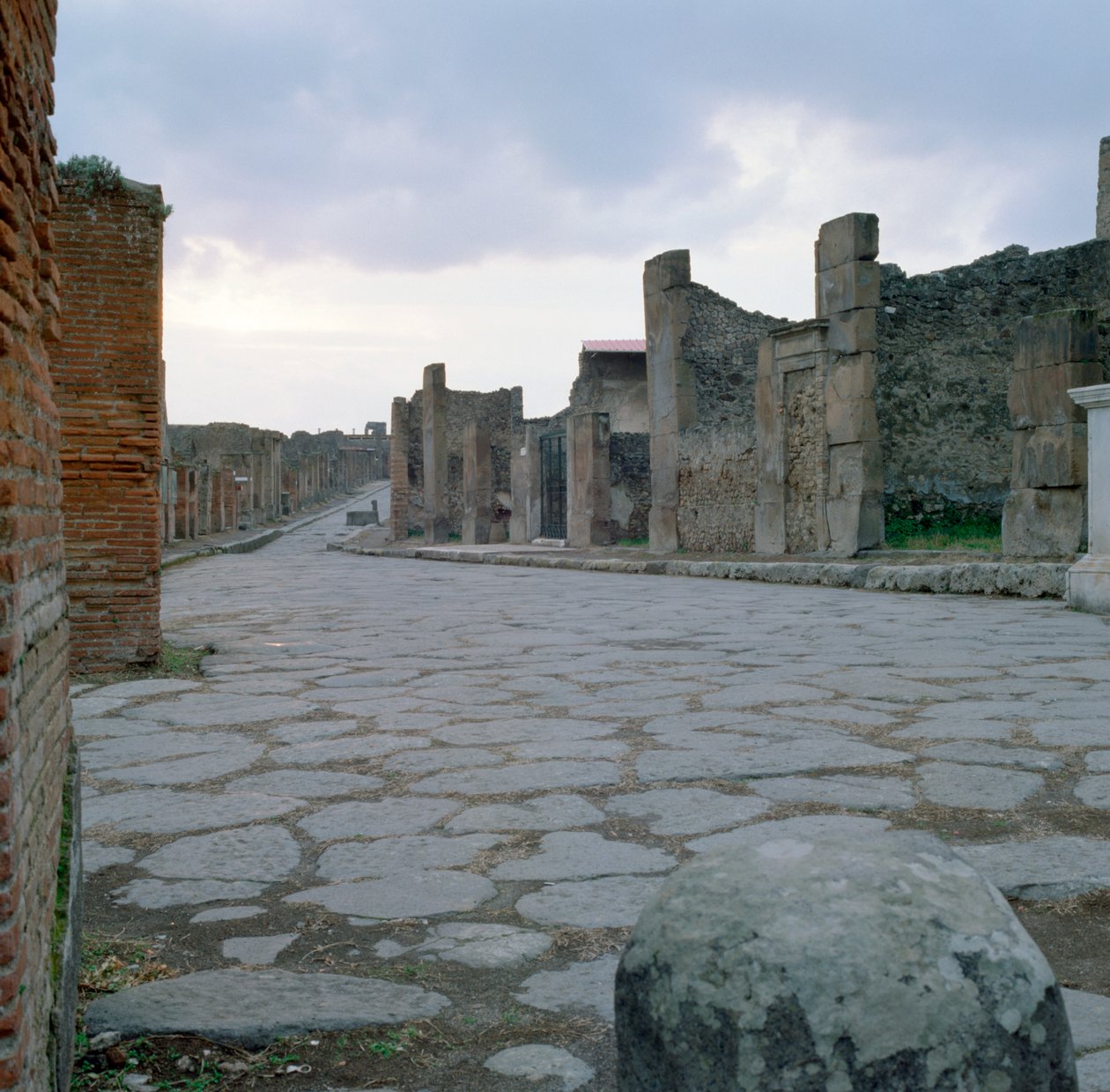 Een kasseien Romeinse weg in Pompeii, Italië door Unbekannt