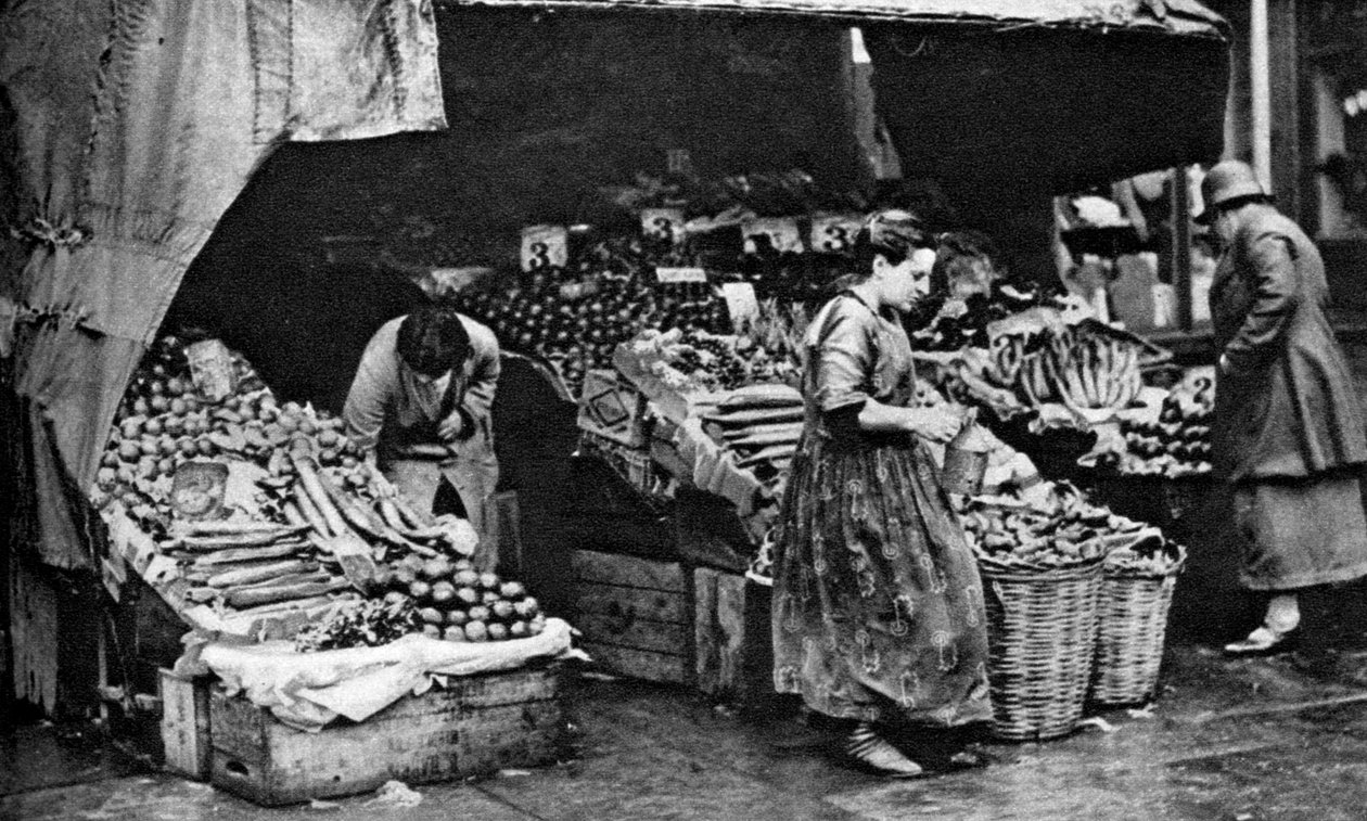 Een groenteboer van de Commercial Road, Londen, 1926-1927 door Unbekannt