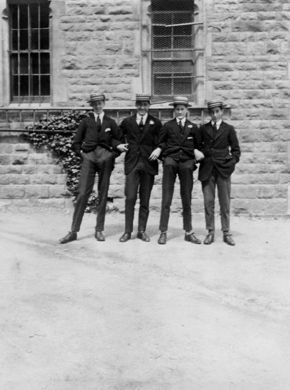 Een groep schooljongens of studenten, ca. 1900s-ca. 1930s door Unbekannt