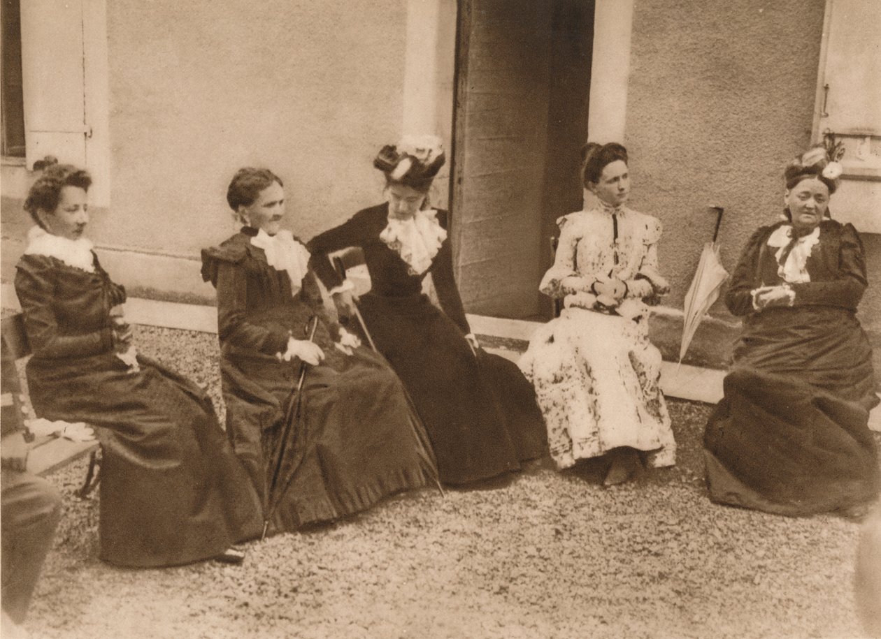 Een groep vrouwen in gesprek, 1937 door Unbekannt