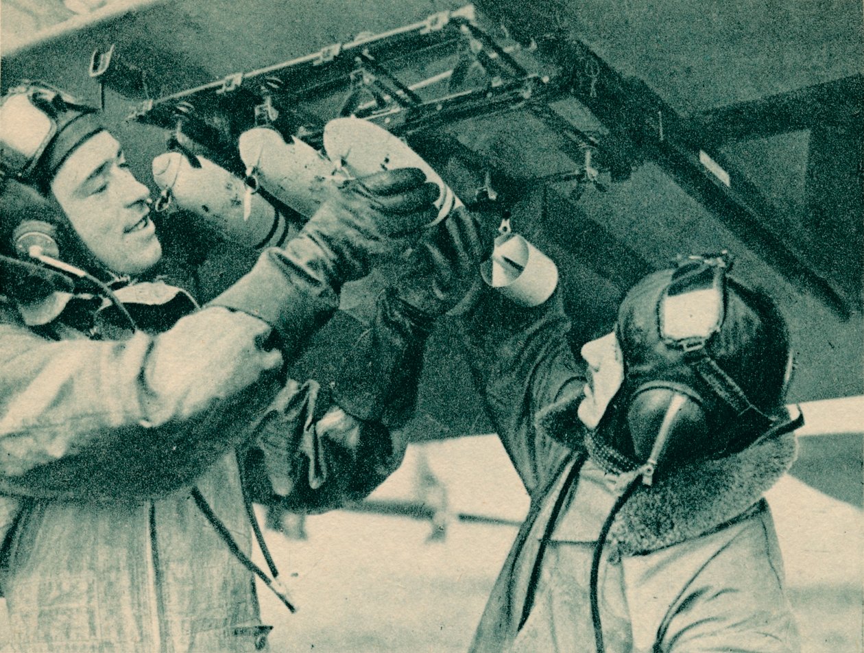 Luchtwaarnemer ontvangt bomtraining, 1940 door Unbekannt