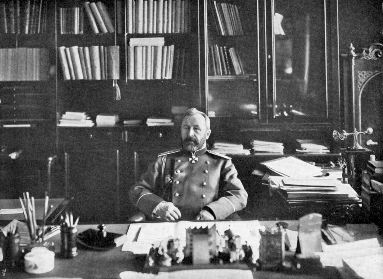 Alexei Nikolaievich Kuropatkin in zijn bibliotheek, 1904-5 door Unbekannt