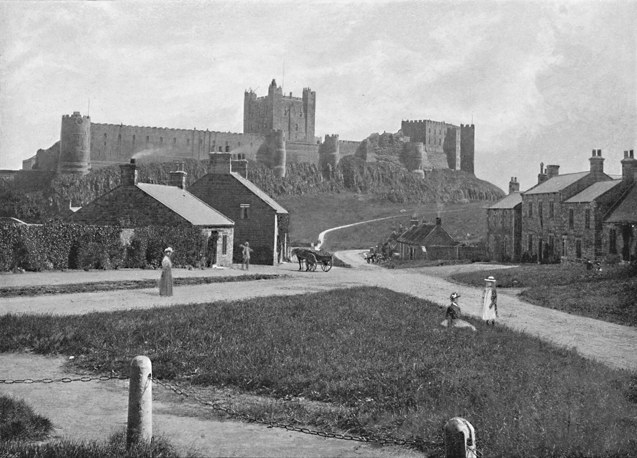 Bamborough Castle, vanuit het dorp, c1896 door Unbekannt