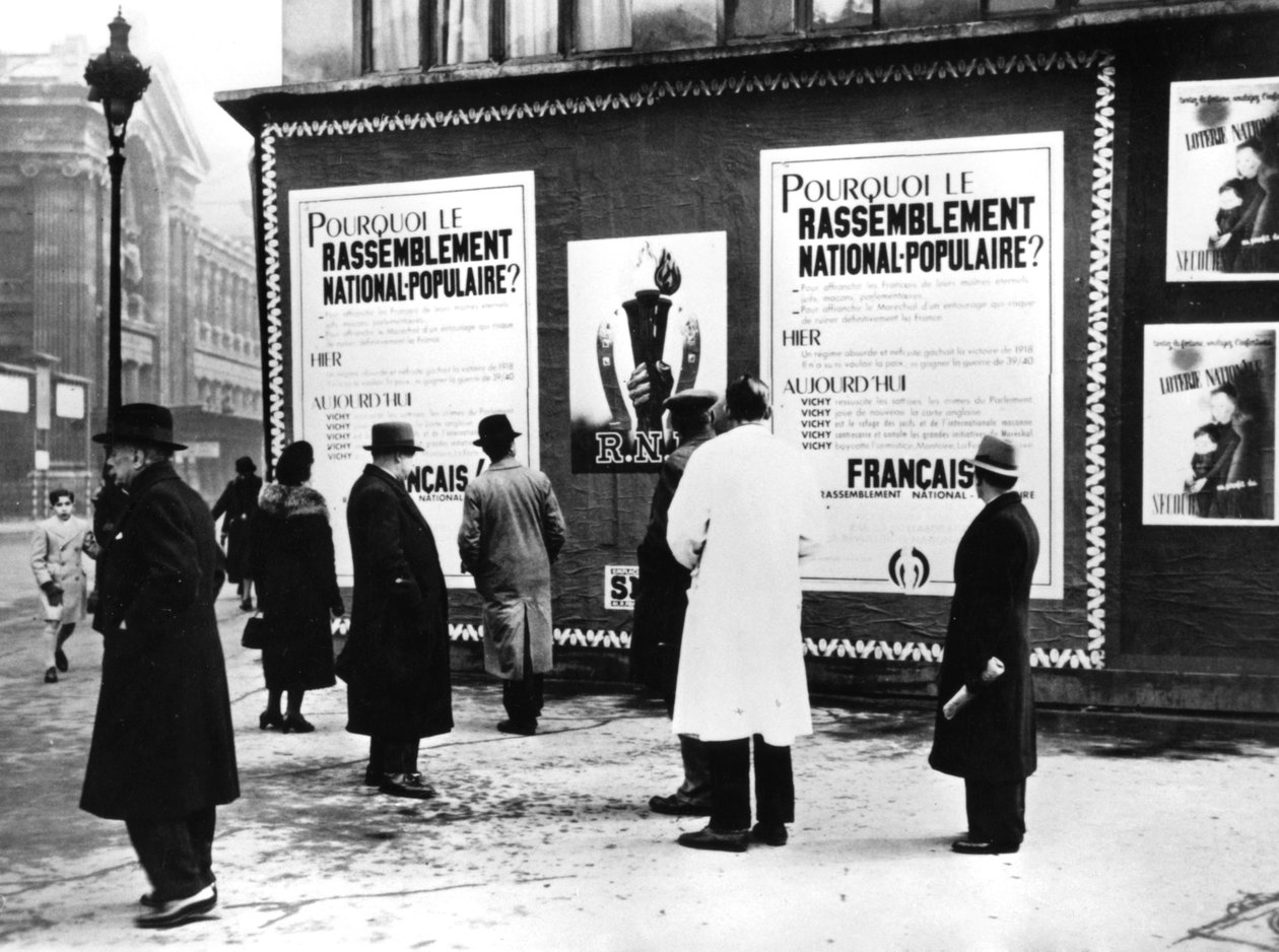 Billboard met Rassemblement Nationale Populaire posters, door de Duitsers bezet Parijs, februari 1941 door Unbekannt