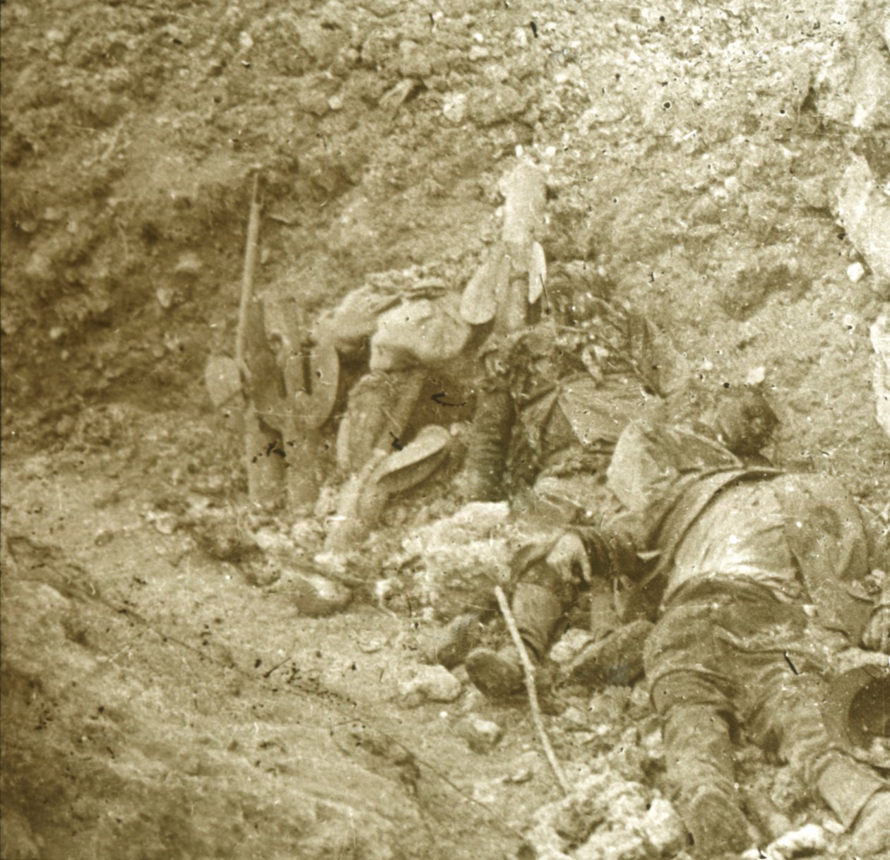 Lichaam van dode soldaat, c1914-c1918 door Unbekannt