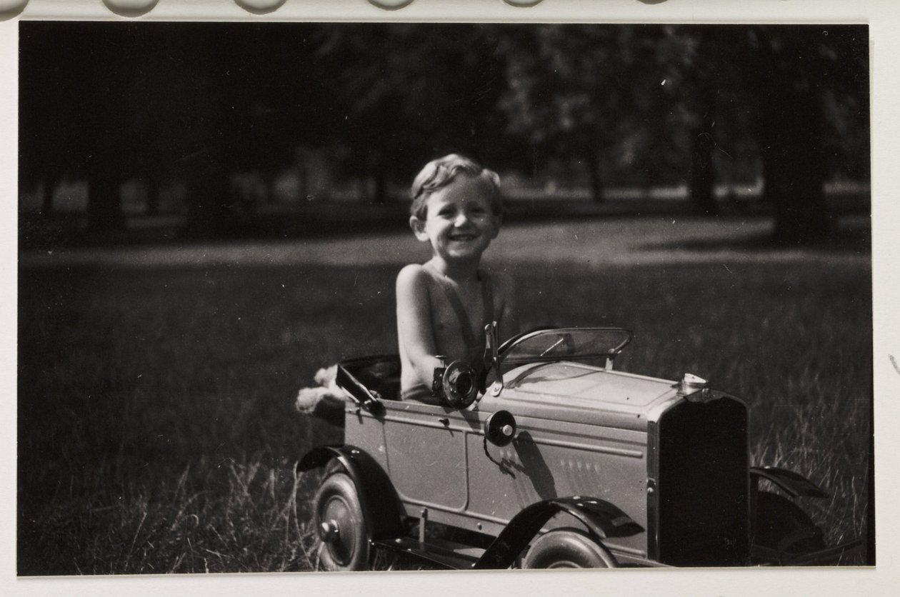 Jongen die een speelgoed trapauto bestuurt, circa 1930 door Unbekannt