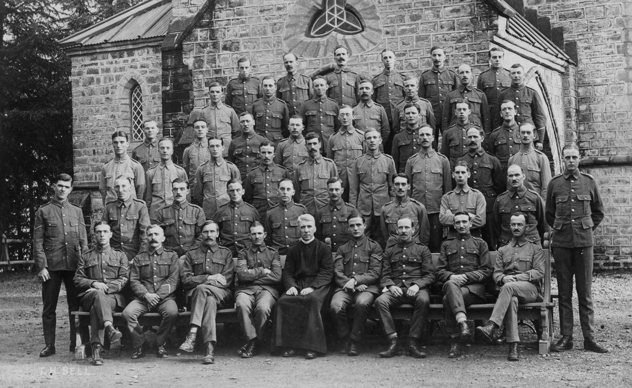Britse troepen buiten de garnizoenskerk, Chakrata, 1917 door Unbekannt