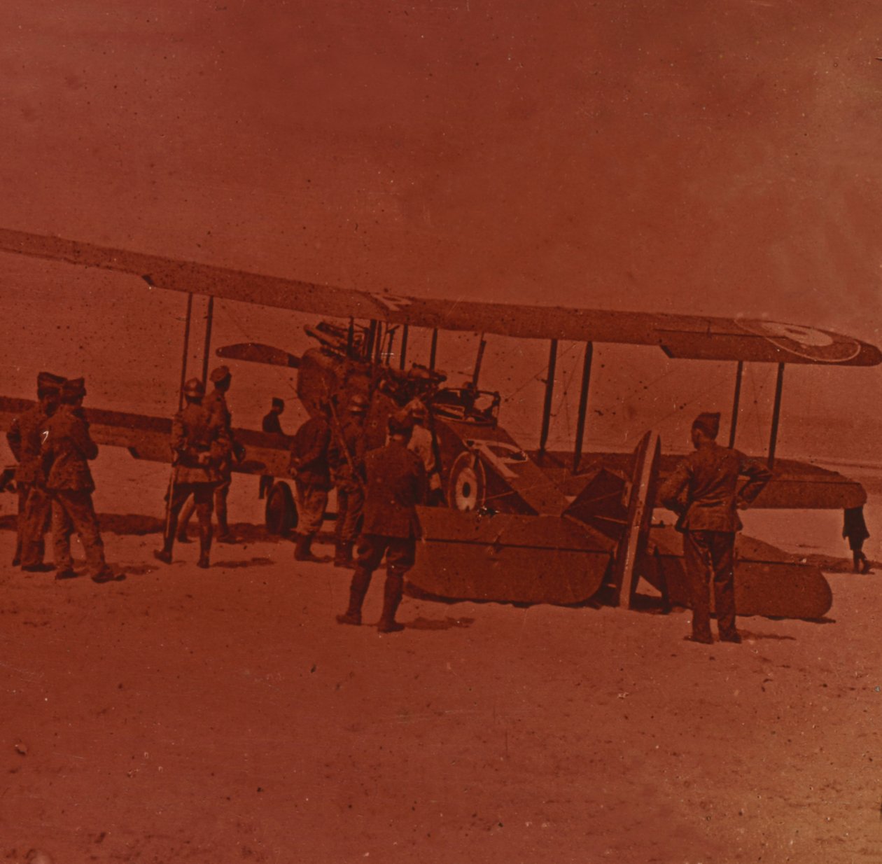 Kapotte Britse vliegtuig, c1914-c1918 door Unbekannt